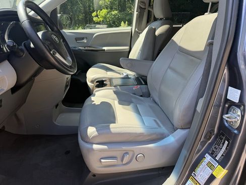 Used 2015 Toyota Sienna XLE Premium AWD/4WD image 31