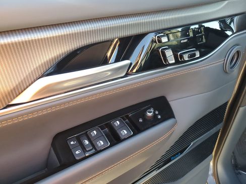 Used 2023 Jeep Grand Wagoneer Series III w/ Quick Order Packagew 28T image 31