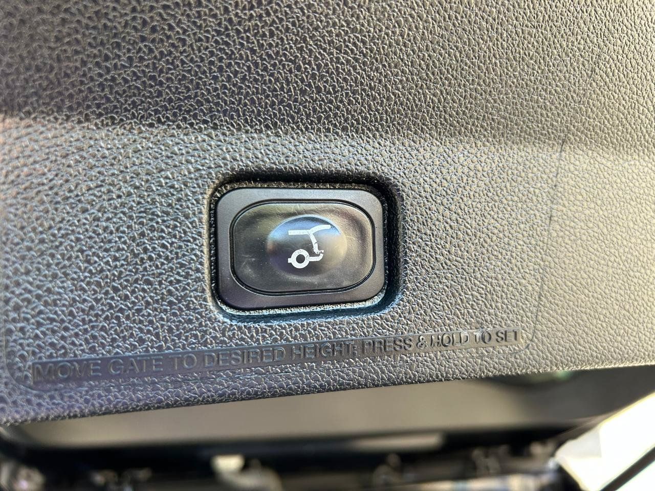 Used 2018 Ford Explorer XLT w/ Equipment Group 202A FWD image 17