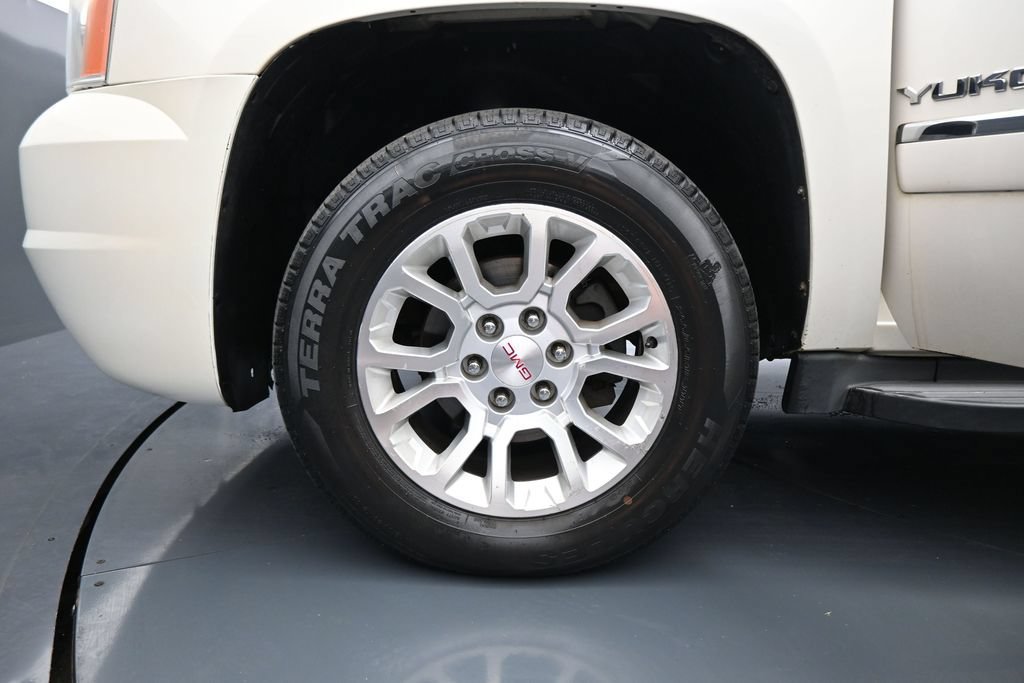 Used 2011 GMC Yukon XL SLT w/ SLT-2 Equipment Package AWD/4WD image 29