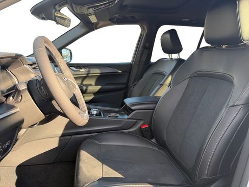 New 2025 Jeep Grand Cherokee Altitude image 9