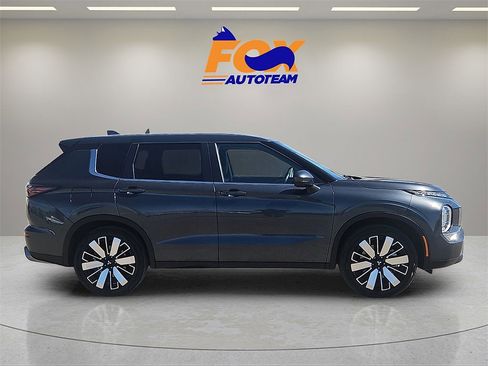 Used 2025 Mitsubishi Outlander SE image 6