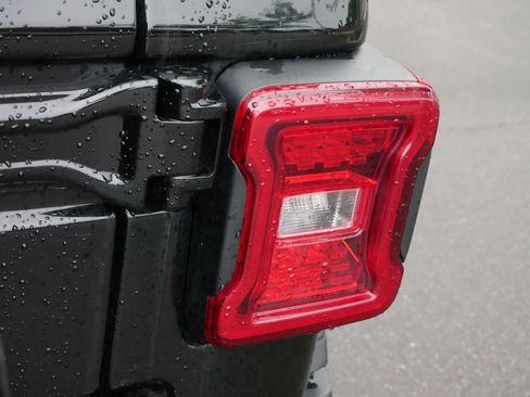 Used 2024 Jeep Wrangler Unlimited Rubicon image 17