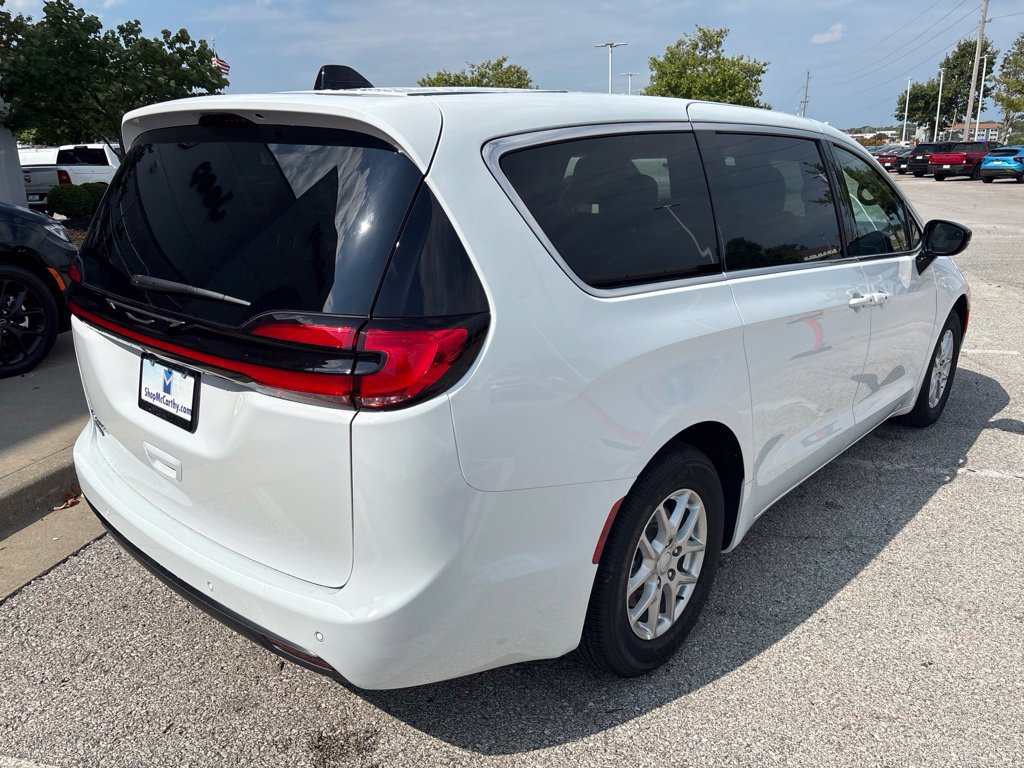 New 2027 Chrysler Pacifica Select FWD image 12
