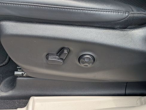 Used 2024 Chrysler Pacifica Touring-L FWD image 13