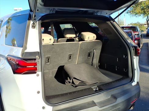 Used 2023 Chevrolet Traverse LS image 9