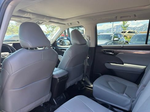 Used 2025 Toyota Highlander Platinum AWD/4WD image 22