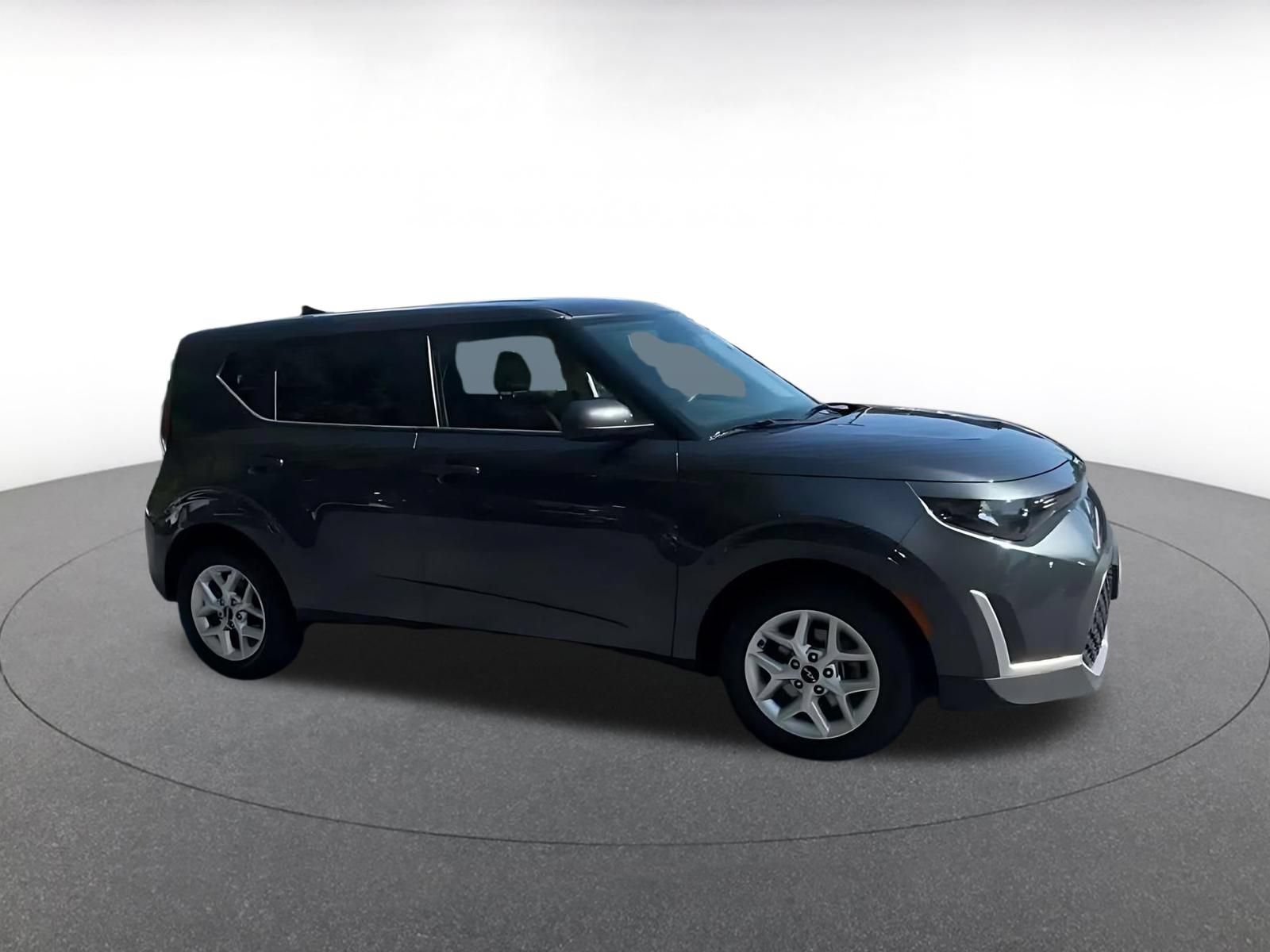 Used 2025 Kia Soul LX w/ LX Technology Package FWD image 2