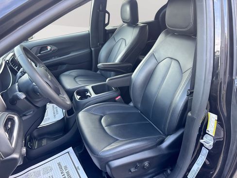 Used 2025 Chrysler Pacifica Select FWD image 13