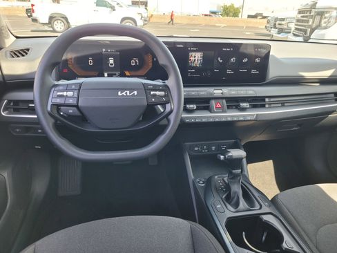 Used 2025 Kia K4 LXS image 17