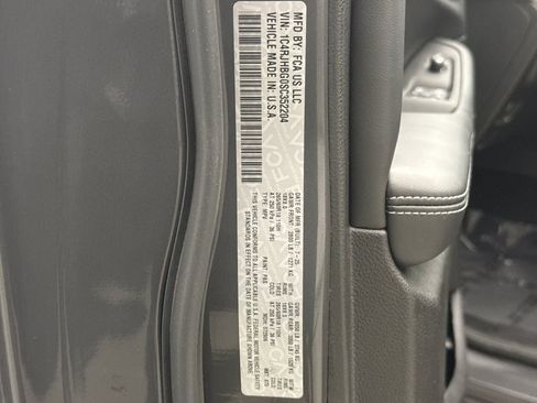 Used 2025 Jeep Grand Cherokee Limited AWD/4WD image 24