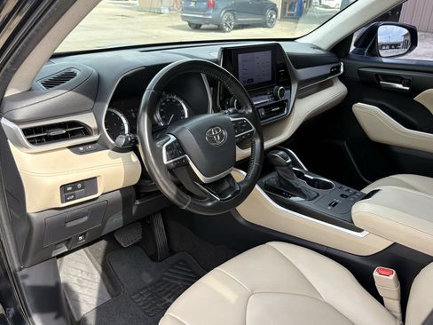 Used 2023 Toyota Highlander XLE FWD image 14