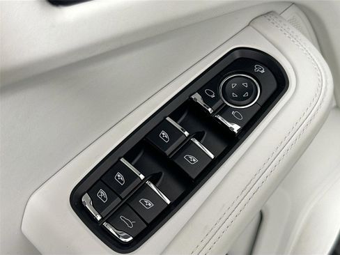 Certified 2024 Porsche Macan AWD/4WD image 32