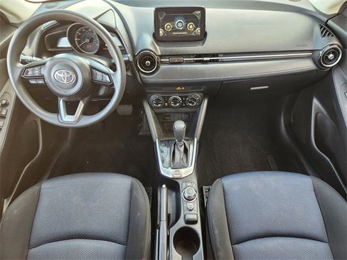 Used 2019 Toyota Yaris L image 10
