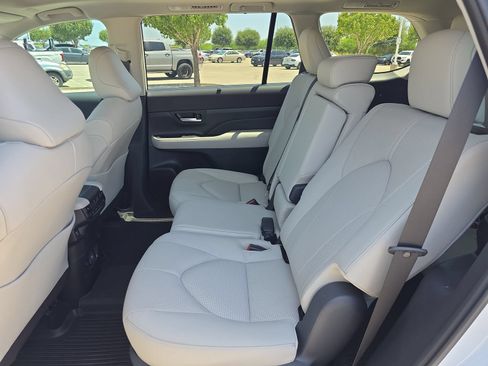 Used 2025 Toyota Grand Highlander AWD Hybrid image 11
