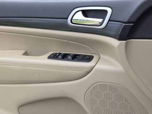 Used 2019 Jeep Grand Cherokee Laredo RWD image 25