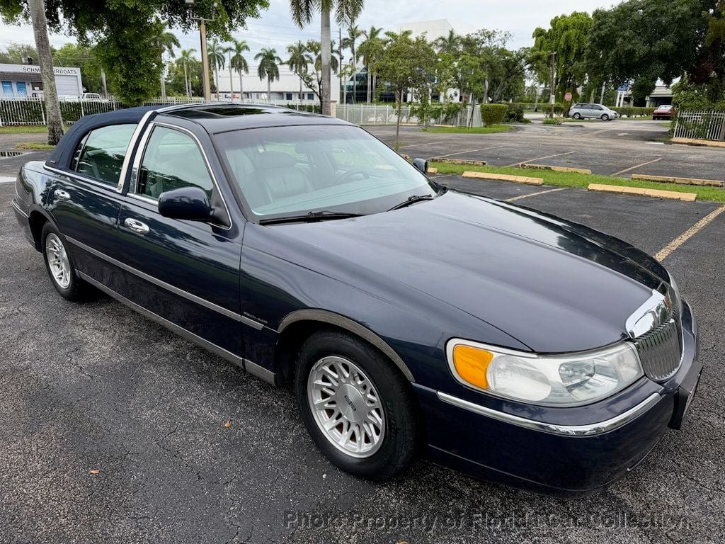 Used 1999 Lincoln Town Car Signature RWD image 2