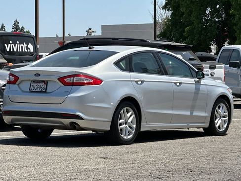 Used 2014 Ford Fusion SE FWD image 2