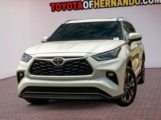 Used 2020 Toyota Highlander XLE FWD video 1