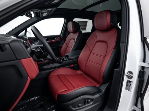 Certified 2026 Porsche Cayenne AWD/4WD image 5