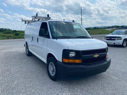 Used 2017 Chevrolet Express 2500 RWD image 4