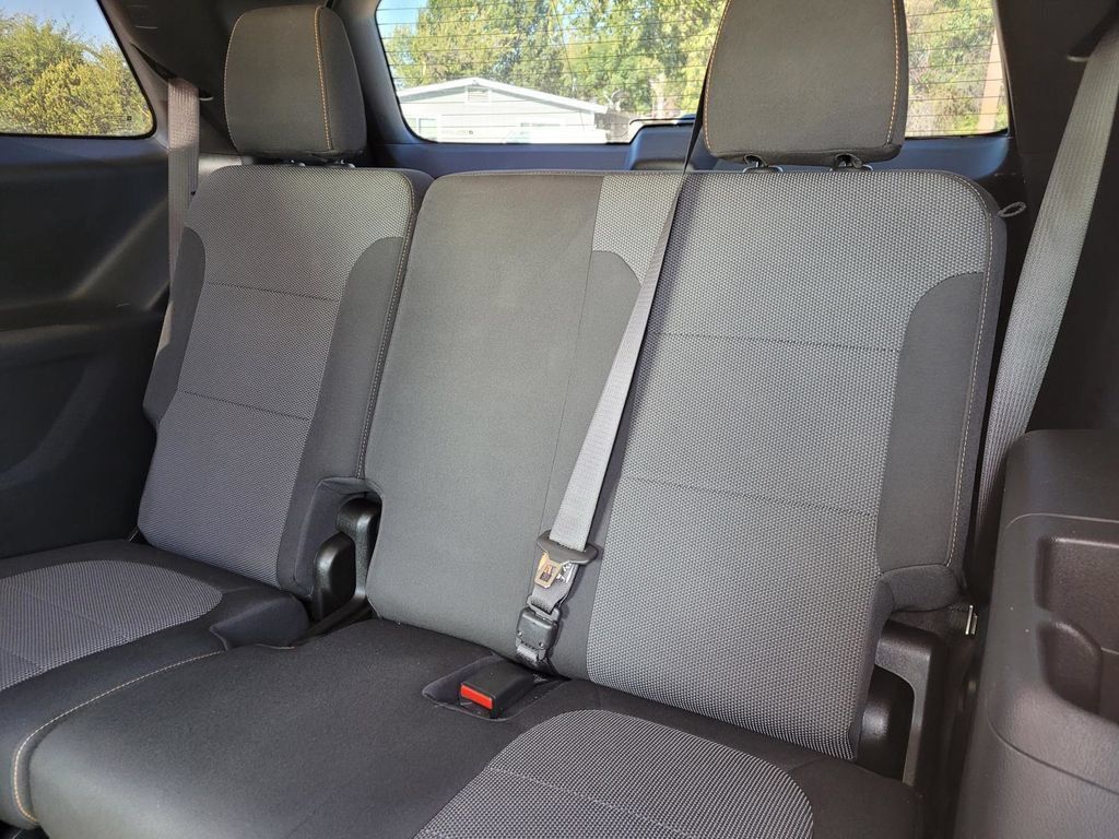 Used 2021 Chevrolet Traverse LT FWD image 4