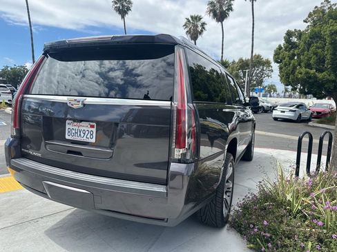 Used 2018 Cadillac Escalade ESV Premium Luxury image 19