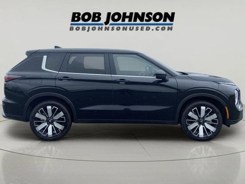 Used 2025 Mitsubishi Outlander SE image 6