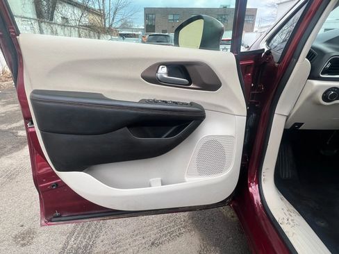 Used 2017 Chrysler Pacifica LX image 23