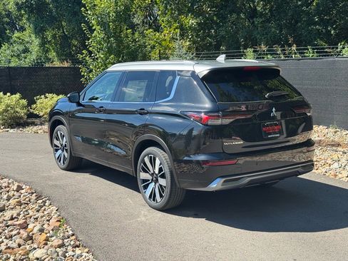 Used 2025 Mitsubishi Outlander AWD image 3