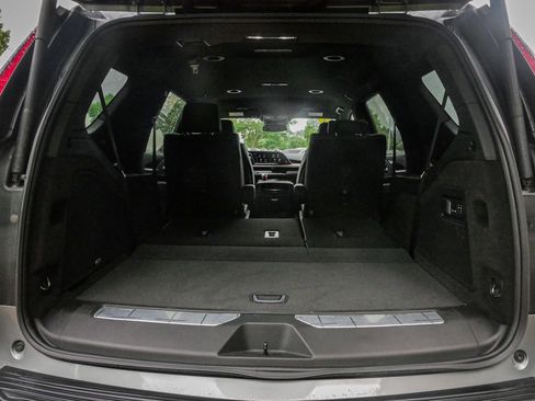 Used 2024 Cadillac Escalade Luxury AWD/4WD image 32