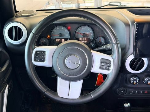 Used 2016 Jeep Wrangler Unlimited Sahara AWD/4WD image 15