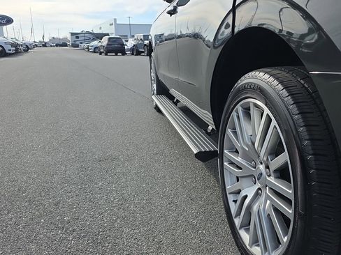 Used 2022 Ford Expedition Limited image 8