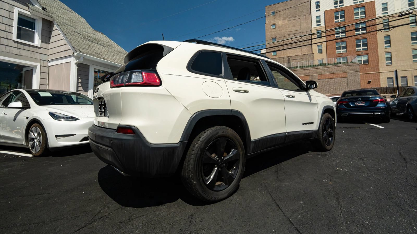 Used 2019 Jeep Cherokee Latitude Plus AWD/4WD image 3
