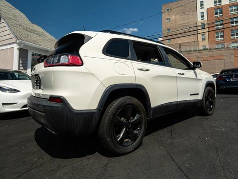 Used 2019 Jeep Cherokee Latitude Plus AWD/4WD image 3