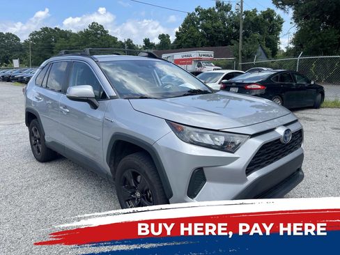 Used 2020 Toyota RAV4 LE image 1