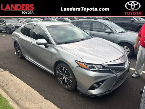 Used 2018 Toyota Camry SE FWD image 1