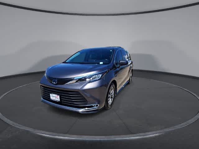 Used 2021 Toyota Sienna XLE FWD image 3