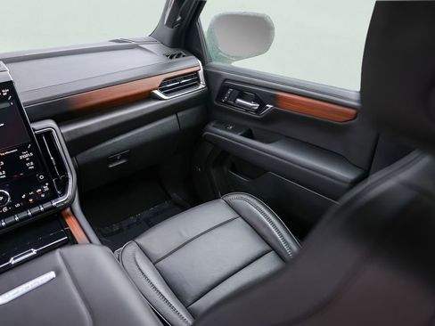 Certified 2025 GMC Yukon Denali image 30