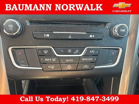 Used 2017 Ford Fusion SE w/ Fusion SE Technology Package FWD image 25