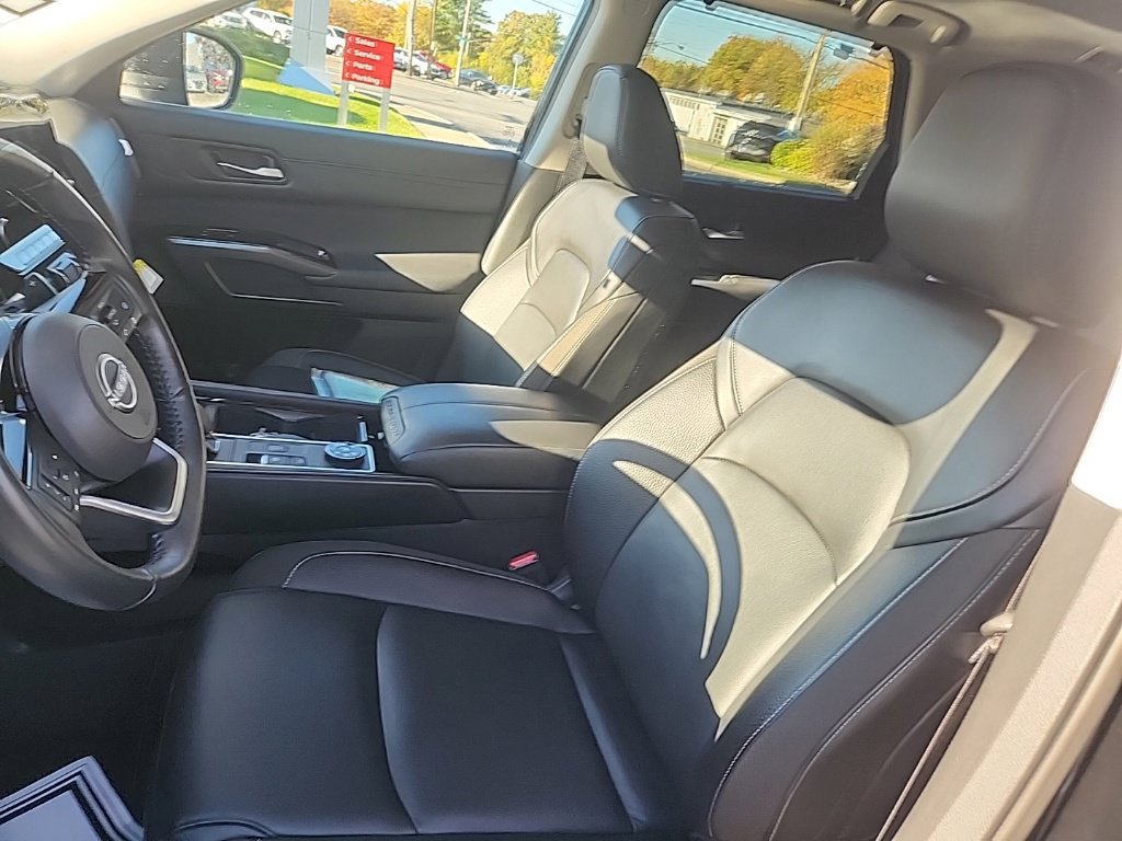 Used 2025 Nissan Pathfinder SL AWD/4WD image 14