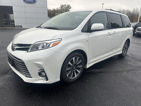 Used 2019 Toyota Sienna Limited image 1