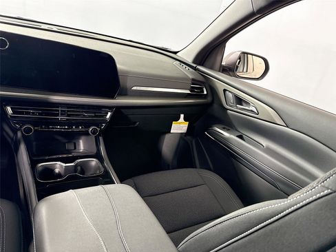 New 2026 Chevrolet Traverse LT image 17