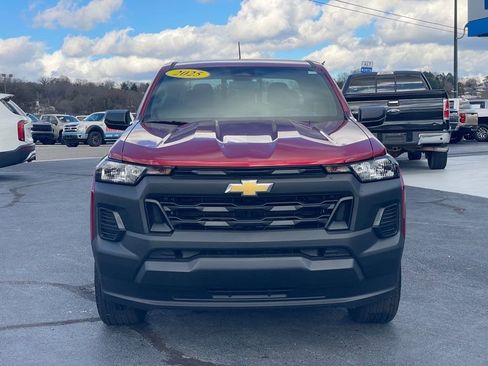 Used 2025 Chevrolet Colorado W/T image 2
