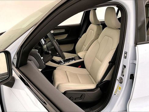 Used 2026 Volvo XC40 B5 Plus AWD/4WD image 32