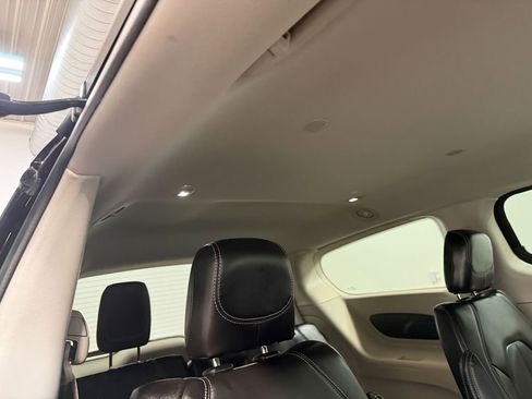 Used 2024 Chrysler Pacifica Touring-L image 17
