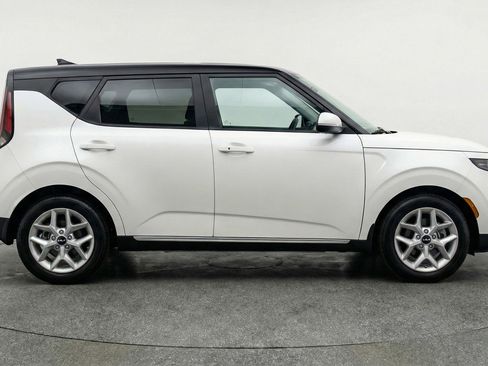 Used 2025 Kia Soul LX w/ LX Technology Package FWD image 11
