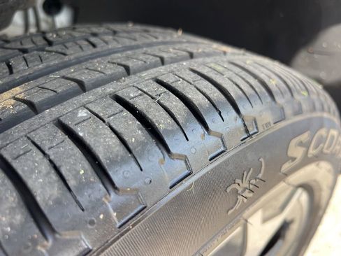 Used 2025 Volkswagen Tiguan SE image 8