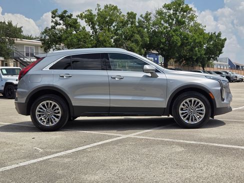 Used 2025 Cadillac XT4 Premium Luxury FWD image 2