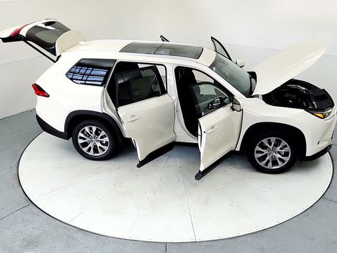 Used 2024 Toyota Grand Highlander AWD image 28